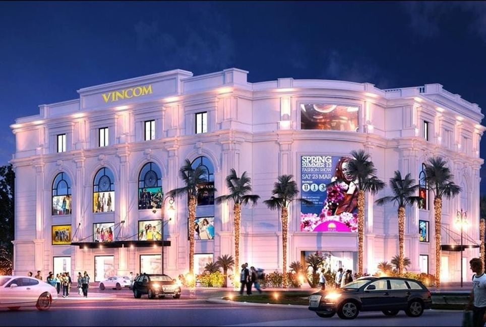 Mặt tiền trung tâm thương mại Vincom kiến trúc châu Âu về đêm